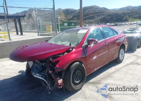 2017 Toyota Camry Le z USA, uszkodzony, nr VIN 4T1BF1FK1HU676687